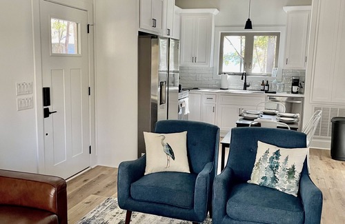 Valley House | Unforgettable Blue Heron Guest House with Lake Views