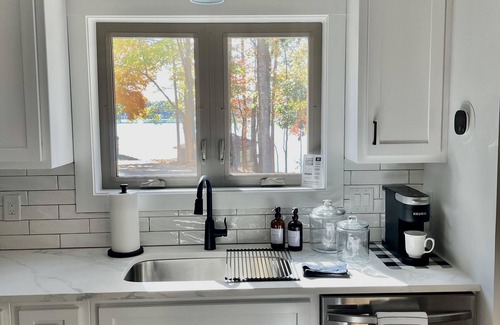 Valley House | Unforgettable Blue Heron Guest House with Lake Views