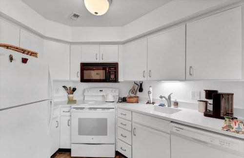 St. Simons Island House | Family-Friendly Blue Heron with Kitchen Amenities