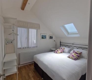 Maenporth Apartment | Oceanfront Blue Hills Apartment with Parking & High Ratings