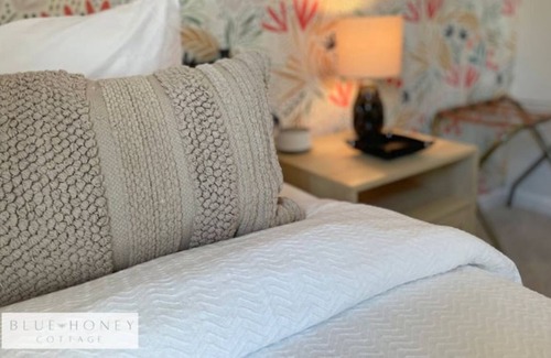 Lakeside House | Blue Honey Lakeside Cottage (No Cleaning Fees)