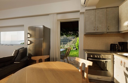 Astros Apartment | Relaxing Coral Sea View Suite at Blue Horizon Hotel