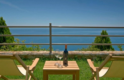 Astros Apartment | Relaxing Coral Sea View Suite at Blue Horizon Hotel