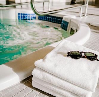 Downtown Vancouver Hotel | Discover Blue Horizon Hotel: 4-Star Retreat with Pool & Dining