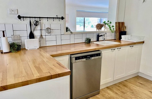 Nowra House | Enjoy 30% Off with New Renovations & Pet-Friendly Amenities