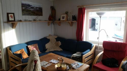Mehamn Apartment | Family-Friendly Haven: The Blue House at the End of the World