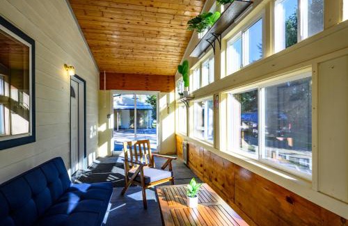 Central Oregon House | Blue House: Family-Friendly 2 Bed Home with Garage