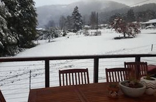 Marysville House | Unwind in Nature: Riverfront Retreat with Breakfast Included