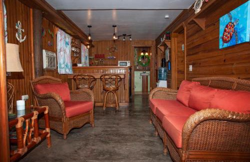 Antoneys Cay Apartment | Discover Blue Island Divers Casa Descanso with Ocean Views