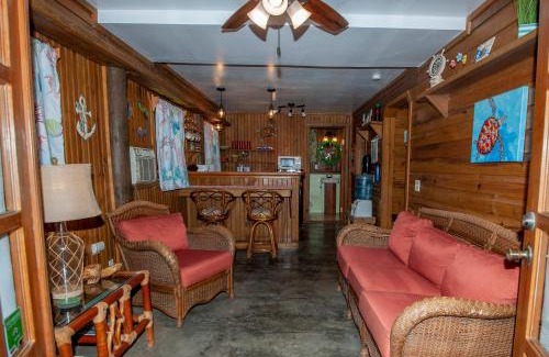 Antoneys Cay Apartment | Discover Blue Island Divers Casa Descanso with Ocean Views