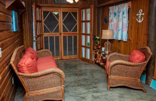Antoneys Cay Apartment | Discover Blue Island Divers Casa Descanso with Ocean Views