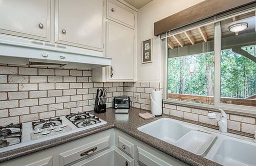 Shaver Lake Cabin | Bluejay Cabin: Ideal Getaway Near the Lake with Great Amenities