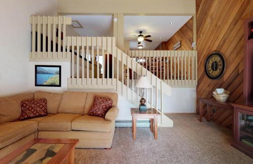Lakeshore Apartment | Premier Family Retreat at Blue Jay Condominium with Pool