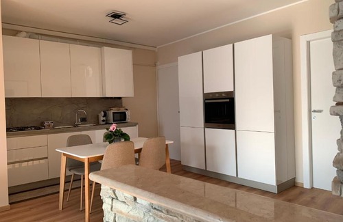 Lovere Apartment | Perfect Getaway at Blue Lake: Pet & Child Friendly Stay