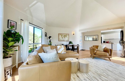 Katoomba House | Blue Lily Bungalow: Pet-Friendly Cottage Near Katoomba