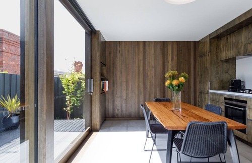 Hobart Central Business District House | Discover Blue Magnolia - A Hidden Gem with Kitchen Access