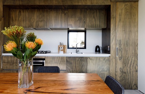 Hobart Central Business District House | Discover Blue Magnolia - A Hidden Gem with Kitchen Access