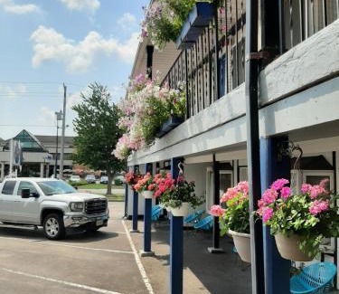 Niagara Falls Hotel | Family-Friendly Blue Moon Motel with Pool and Great Reviews