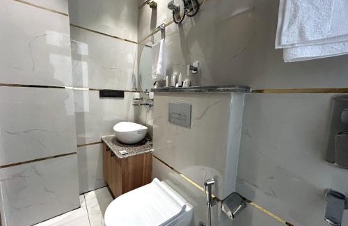 DLF Phase 5 Hotel | Discover Blue Moon Residency: Top-Rated Stay with Breakfast