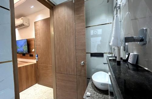DLF Phase 5 Hotel | Discover Blue Moon Residency: Top-Rated Stay with Breakfast