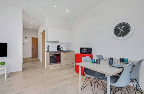Kopavogur Apartment | Inviting Blue Mountain Apartments - Corner Studio with View