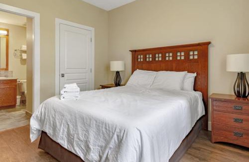The Blue Mountains House | Scenic Blue Mountain Getaway on Golf Course with Pool