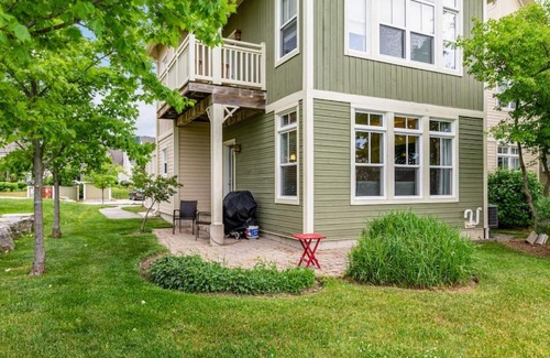 The Blue Mountains House | Scenic Blue Mountain Getaway on Golf Course with Pool