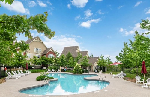 The Blue Mountains House | Scenic Blue Mountain Getaway on Golf Course with Pool