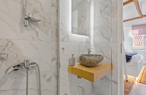 Arachova Apartment | Relax at Blue Mountain Guesthouse with Hot Tub & Breakfast
