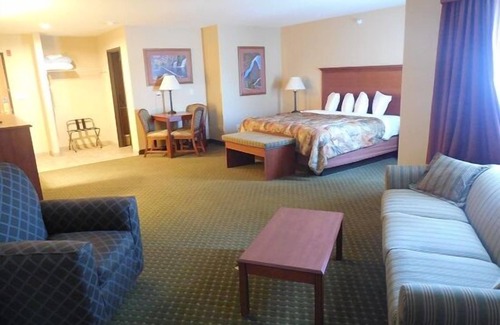 Rangely Hotel | Inviting Blue Mountain Inn And Suites with Pool & Breakfast
