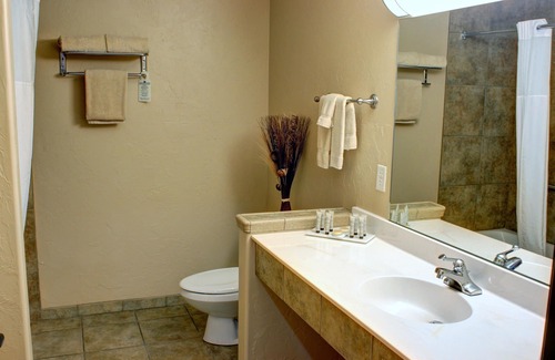 Rangely Hotel | Inviting Blue Mountain Inn And Suites with Pool & Breakfast