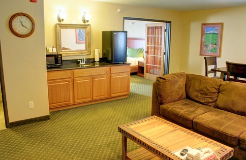 Rangely Hotel | Inviting Blue Mountain Inn And Suites with Pool & Breakfast
