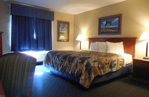 Rangely Hotel | Inviting Blue Mountain Inn And Suites with Pool & Breakfast