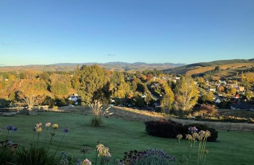 Lawrence House | Enchanting Blue Mountain View: 4-Star Stay with Breakfast