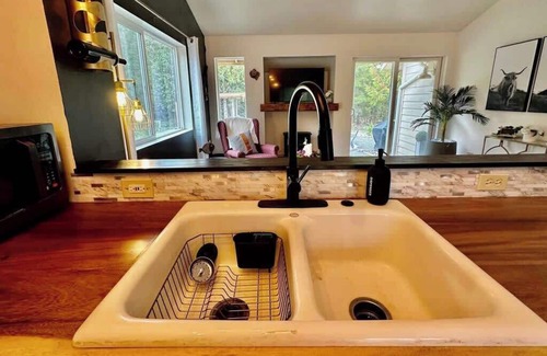 Port Angeles House | Pet-Friendly Blue Mtn Bungalow: Modern Cabin Escape