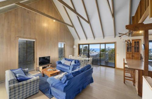 Arrawarra Headland House | Cozy Blue Oar Beach House with Oceanfront Views