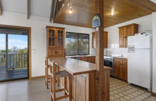 Arrawarra Headland House | Cozy Blue Oar Beach House with Oceanfront Views