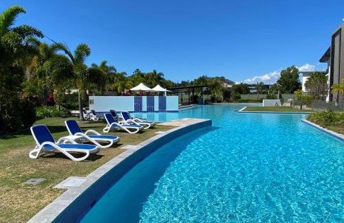 Nelly Bay Hotel | Cozy Blue on Blue Studio Room with Pool & Fireplace
