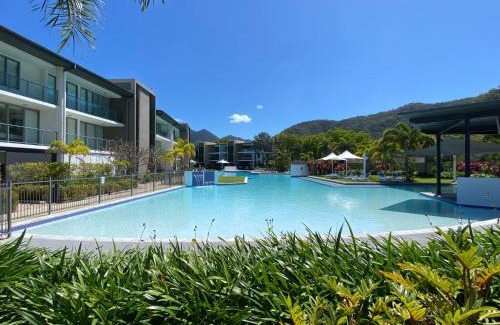 Nelly Bay Hotel | Cozy Blue on Blue Studio Room with Pool & Fireplace