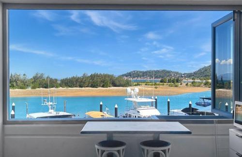 Nelly Bay Hotel | Cozy Blue on Blue Studio Room with Pool & Fireplace