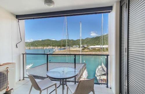 Nelly Bay Hotel | Cozy Blue on Blue Studio Room with Pool & Kitchen Access