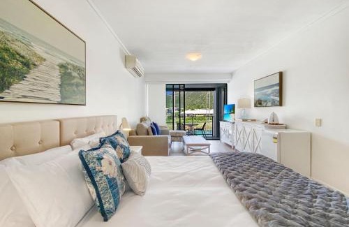 Nelly Bay Hotel | Cozy Blue on Blue Studio Room with Pool & Kitchen Access