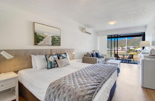 Nelly Bay Hotel | Cozy Blue on Blue Studio Room with Pool & Kitchen Access