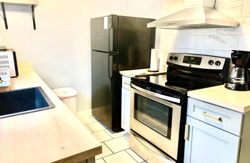 Berclair House | Comfortable Blue Oval Retreat with 2 Bedrooms & King Bed
