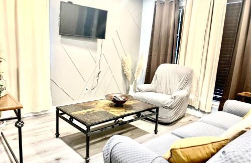 Berclair House | Comfortable Blue Oval Retreat with 2 Bedrooms & King Bed