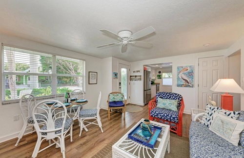 Holmes Beach House | Unforgettable Blue Pelican: Poolside Bliss Near the Beach