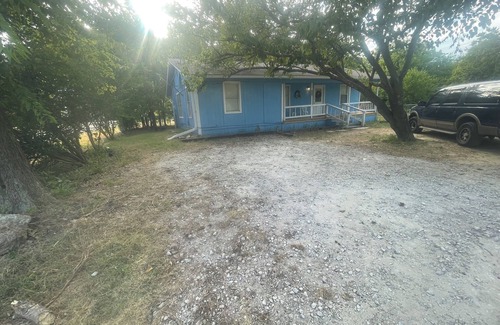 Lone Oak House | Family-Friendly Blue Pool House with Pet Amenities