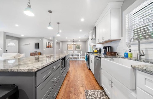 Smyrna House | Stylish Blue Ribbon 3BR Bungalow near Truist Park