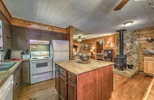 Blue Ridge Cabin | Budget-Friendly Rustic Cabin Getaway with Spa & Pool