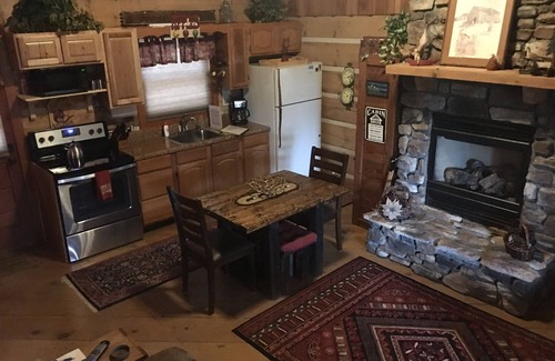 Fleetwood Cabin | Escape to Blue Ridge Getaway: Porch Relaxation & Wildlife